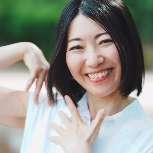 自然の中で笑顔を見せるあずまる