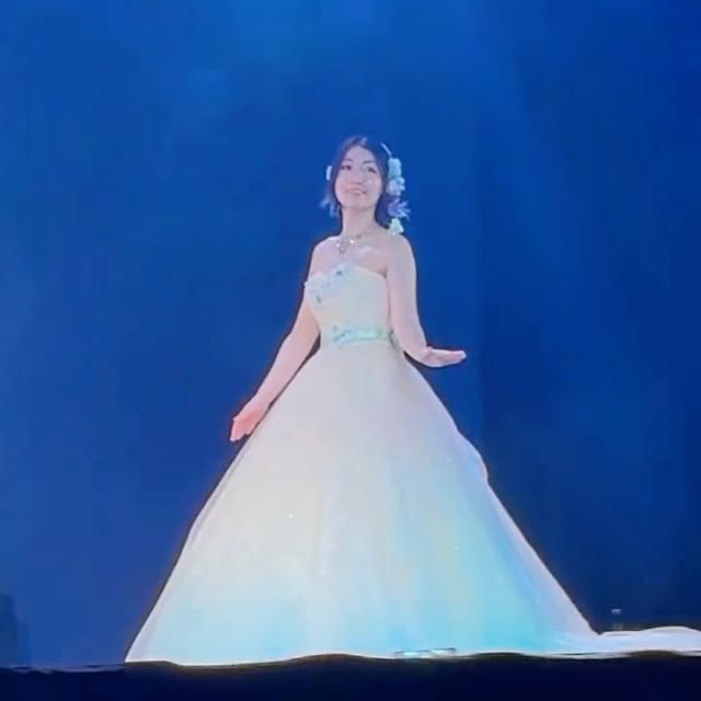 白いドレスでステージに立つあずまる